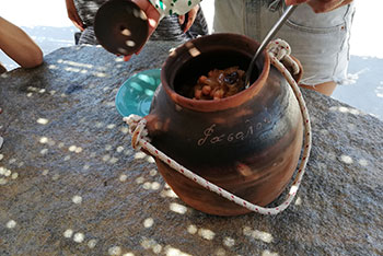 Soupe traditionnelle aux pois chiches servie dans les studios Kavos