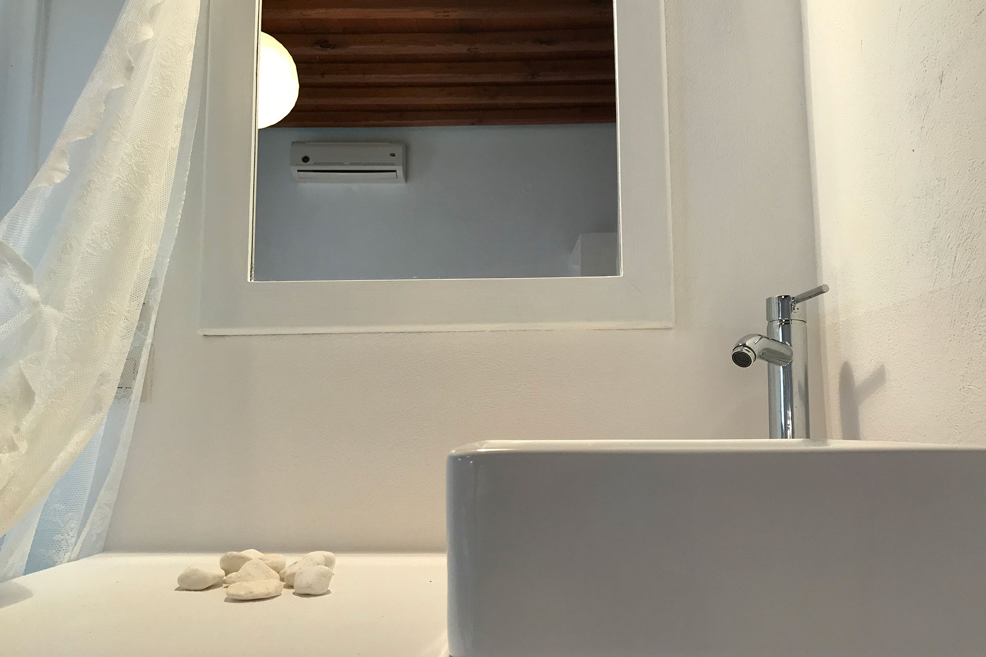 La salle de bain des studios Almira et Rigani à Kavos