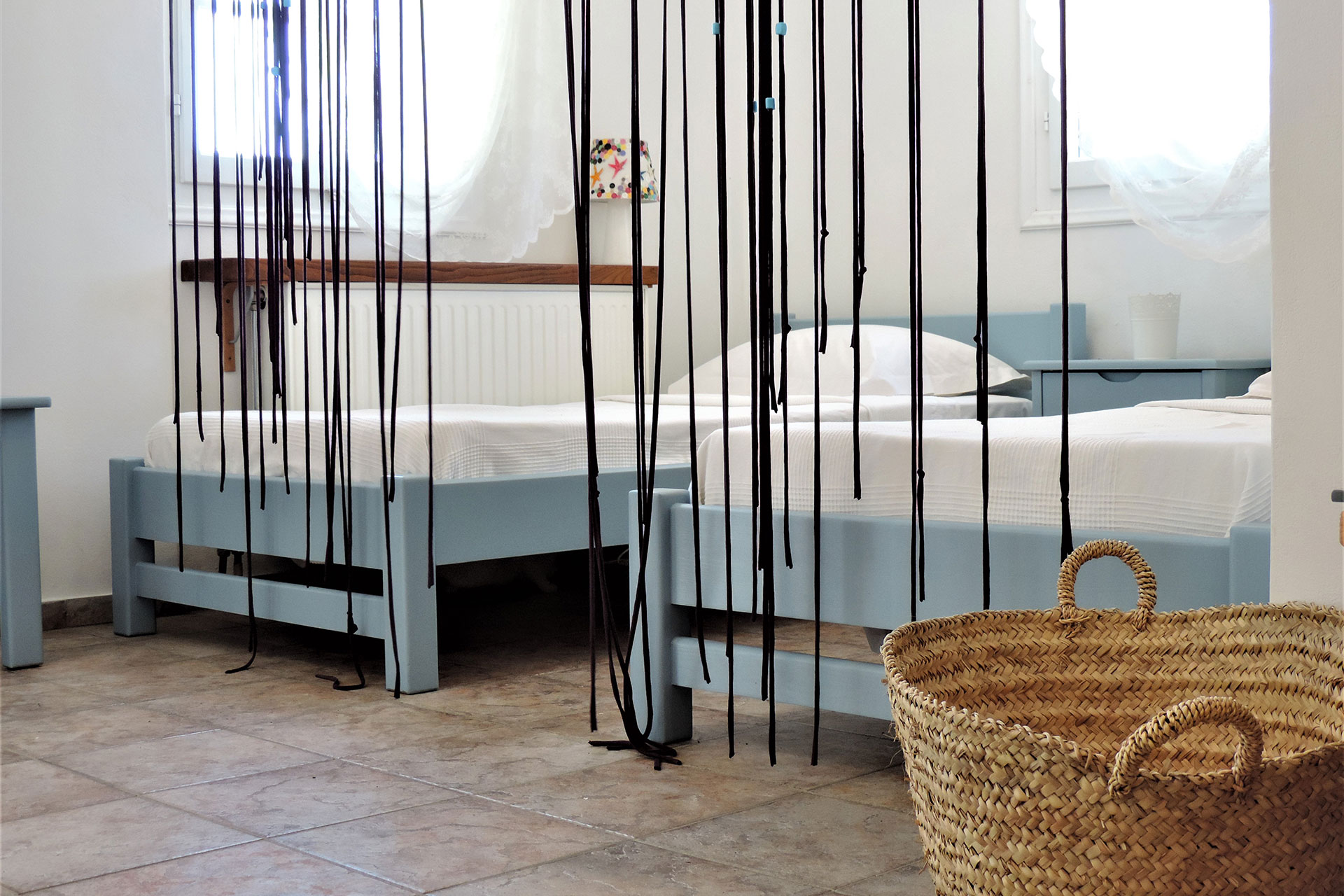 Chambre avec lits simples dans la maison familiale Ambeli à Sifnos