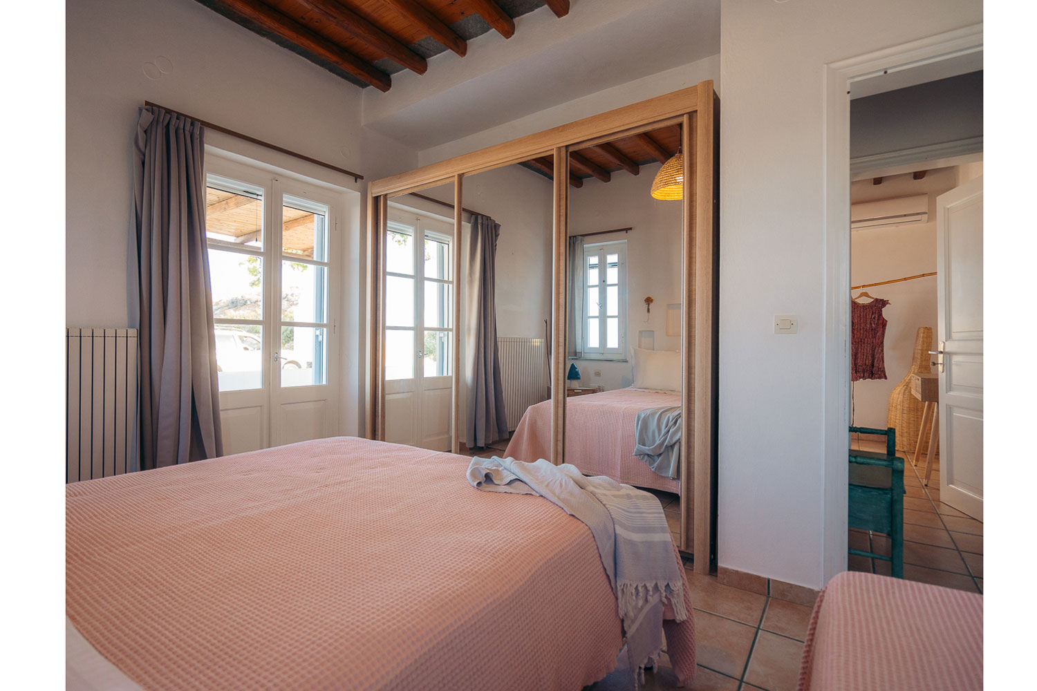 Chambre principale avec lit double dans la maison familiale Elia à Kavos