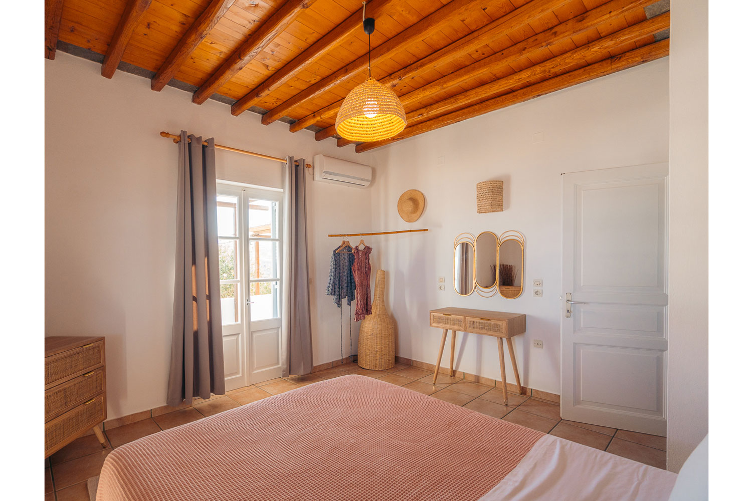 Chambre principale avec lit double dans la maison familiale Elia à Kavos