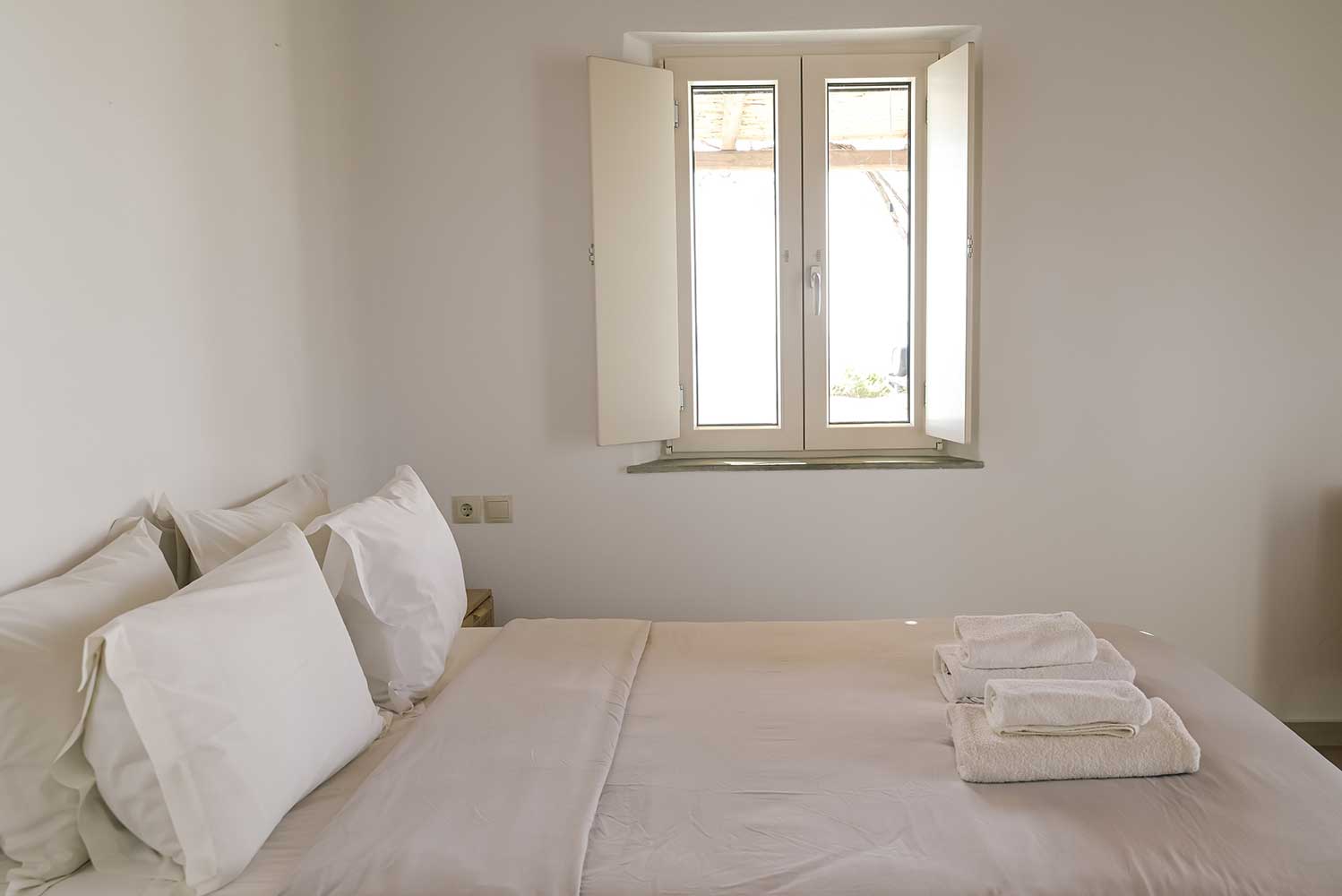 Master bedroom with double bed at Elia family house at Kavos