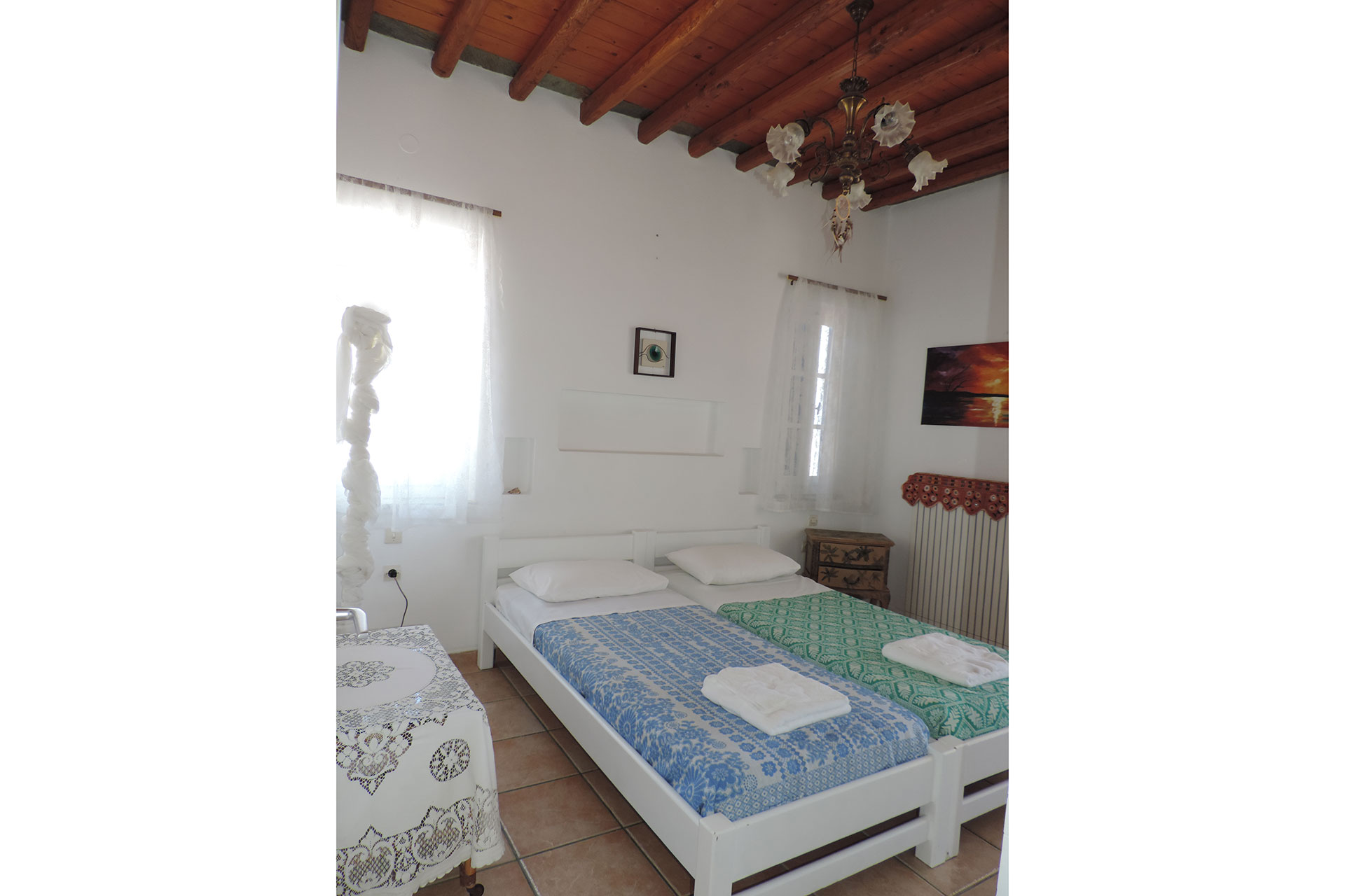 Chambre avec lits simples dans la maison familiale Elia à Kavos