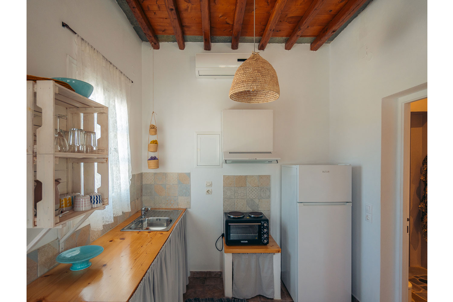 The kitchen of Louisa family studio at Kavos